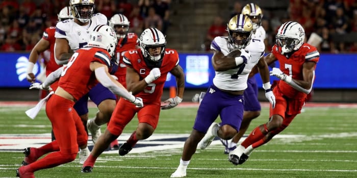 UW running back Dillon Johnson (7) breaks loose as future Husky cornerback Ephesians Prycock (7) gives chase.